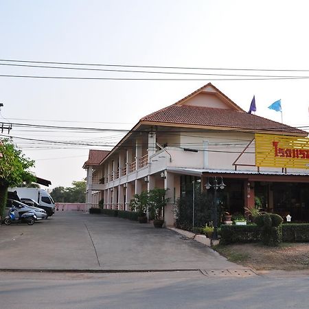 Poon Suk Hotel Kabin Buri Bagian luar foto